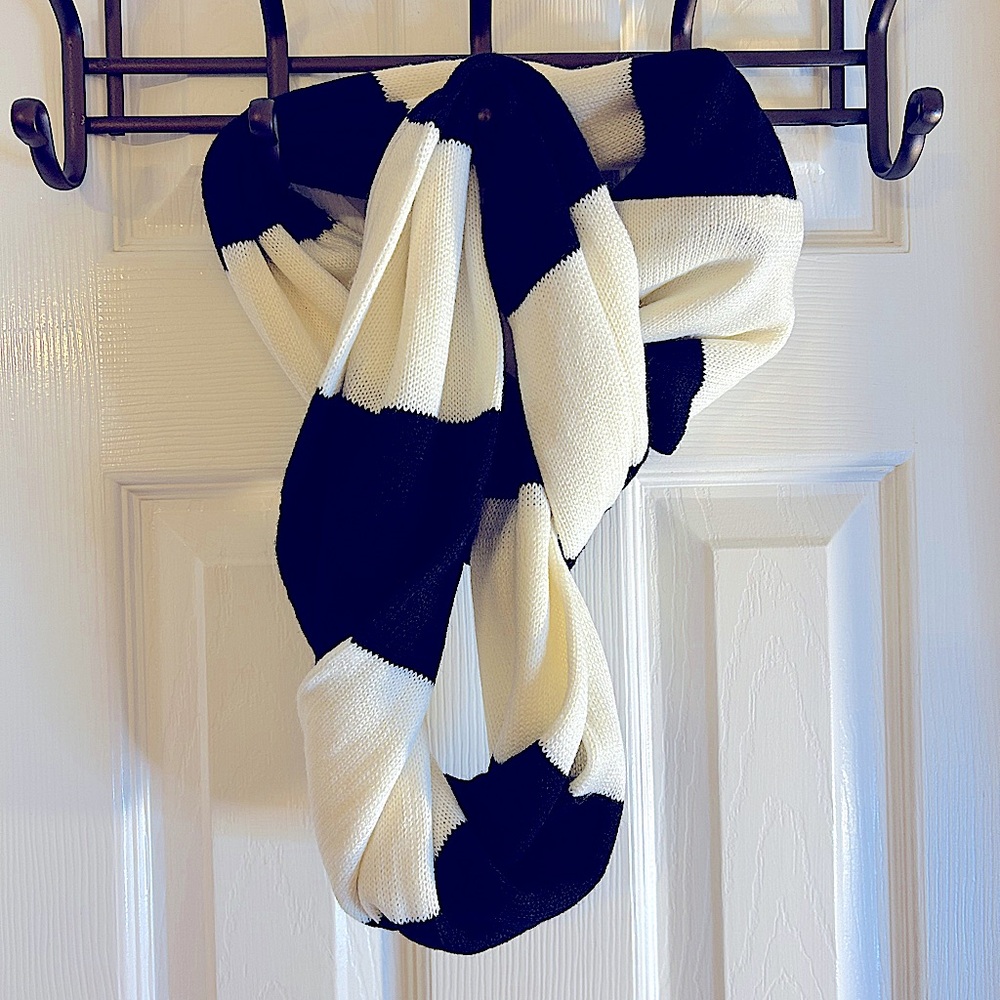 Women’s navy blue & white scarf, this scarf is soft,warm and like new condition.